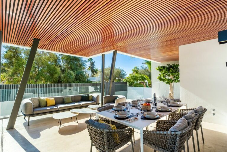 Outside dining - Villa Elements