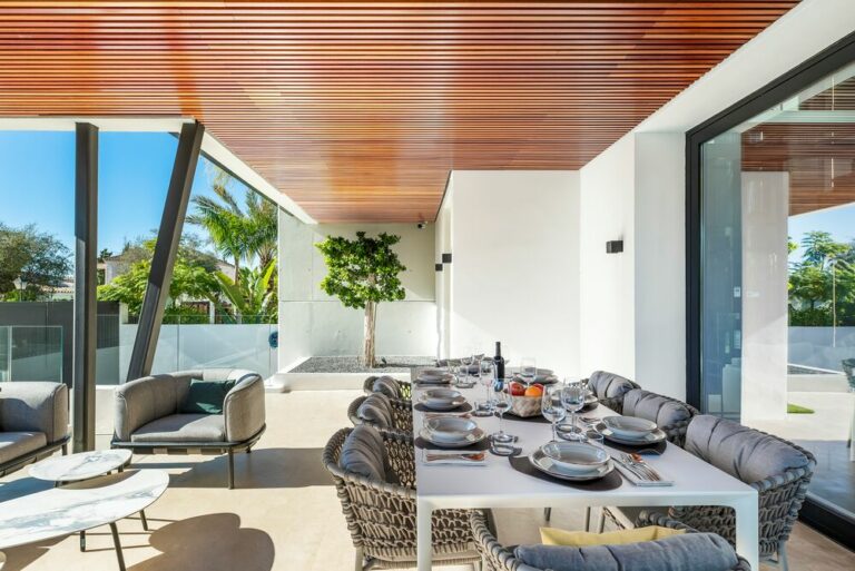 Outside dining - Villa Elements - Luxury homes to rent in Marbella