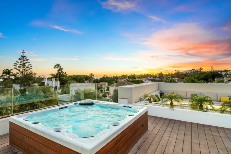 Rooftp jacuzzi - Villa Elements