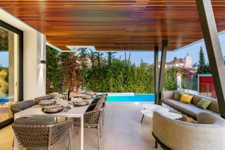 Outside dining - Villa Elements - Luxury homes to rent in Marbella
