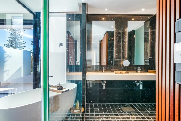 Master bathroom - Villa Elements - Luxury homes to rent in Marbella