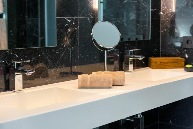 Master bathroom - Villa Elements - Luxury homes to rent in Marbella